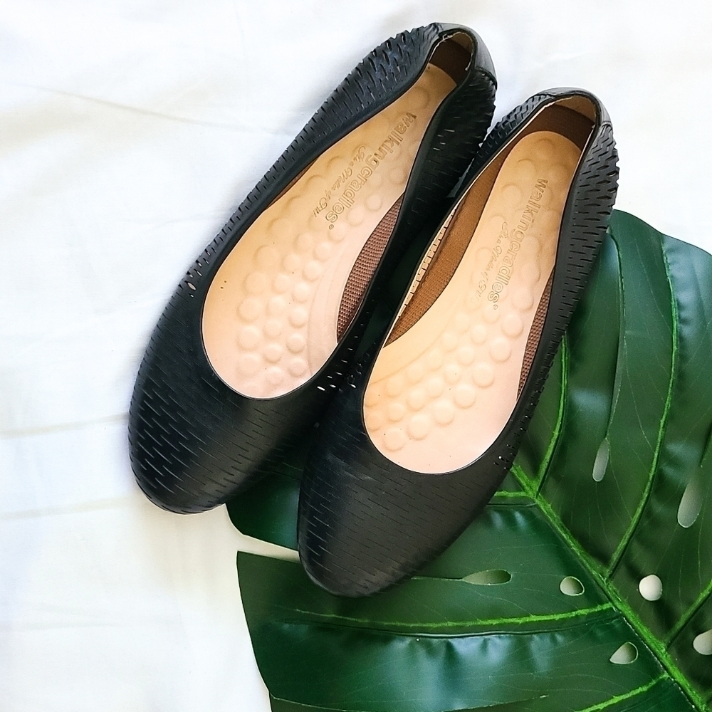 The walkingcradles Blaire black accordion flats